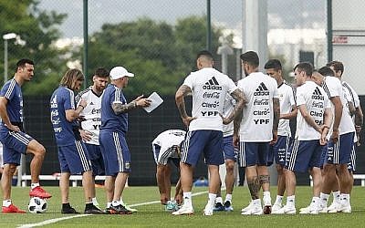 L'attaquant argentin Lionel Messi (3G) assiste à une séance d'entraînement avec ses coéquipiers à Sant Joan Despi, près de Barcelone, le 6 juin 2018. (AFP PHOTO / PAU BARRENA)
