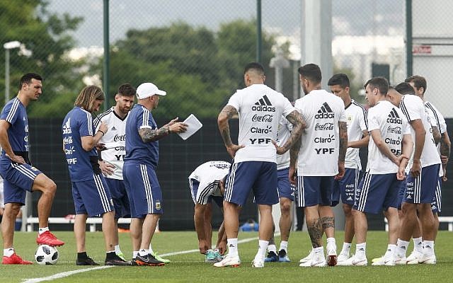 L'attaquant argentin Lionel Messi (3G) assiste à une séance d'entraînement avec ses coéquipiers à Sant Joan Despi, près de Barcelone, le 6 juin 2018. (AFP PHOTO / PAU BARRENA) L'attaquant argentin Lionel Messi (3G) assiste à une séance d'entraînement avec ses coéquipiers à Sant Joan Despi, près de Barcelone, le 6 juin 2018. (AFP PHOTO / PAU BARRENA)