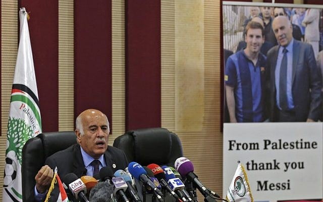 Jibril Rajoub, chef de la Fédération palestinienne de football, durant une conférence de presse à Ramallah, le 6 juin 2018. (Crédit : ABBAS MOMANI/AFP) Jibril Rajoub, chef de la Fédération palestinienne de football, durant une conférence de presse à Ramallah, le 6 juin 2018. (Crédit : ABBAS MOMANI/AFP)