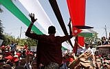 Les manifestants jordaniens scandent des slogans durant un assemblement anti-austérité à Amman, le 6 juin 2018 (Crédit : / AFP PHOTO / AHMAD GHARABLI