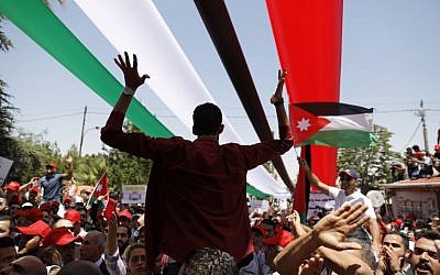 Les manifestants jordaniens scandent des slogans durant un assemblement anti-austérité à Amman, le 6 juin 2018 (Crédit : / AFP PHOTO / AHMAD GHARABLI