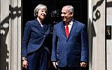 Theresa May et Benjamin Netanyahu devant le 10 Downing Street, à Londres, le 6 juin 2018. (Crédit : AFP/Ben STANSALL)