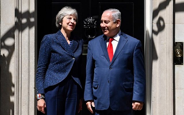 Theresa May et Benjamin Netanyahu devant le 10 Downing Street, à Londres, le 6 juin 2018. (Crédit : AFP/Ben STANSALL)