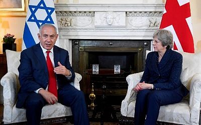 Theresa May et Benjamin Netanyahu au 10 Downing Street, à Londres, le 6 juin 2018. (Crédit : AFP / POOL / TOBY MELVILLE)