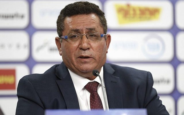 Ofer Eini, président de la Fédération israélienne de football durant une conférence de presse, à Ramat Gan, le 6 juin 2018. (Crédit : AFP / JACK GUEZ)