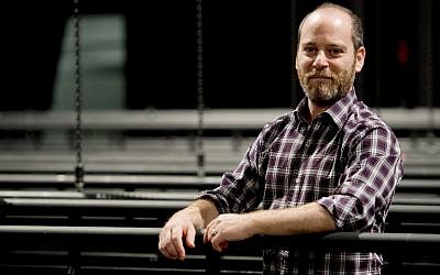 Le directeur du théâtre national de Bretagne, Arthur Nauzyciel, sur la scène de son théâtre à Rennes, le 31 octobre 2017 (Crédit :  / AFP PHOTO / Damien MEYER)