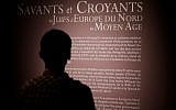 Illustration : Un visiteur lit l'introduction à l'exposition "Savants et croyants, les Juifs d'Europe du Nord au Moyen-Age" au musée des Antiquités de Rouen, en France, le 7 juin 2018 (Crédit : AFP / CHARLY TRIBALLEAU)