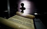 Un rouleau de Torah présenté dans l'exposition "Savants et croyants, les Juifs d'Europe du Nord au Moyen-Age" au musée des Antiquités de Rouen, en France, le 7 juin 2018. (Crédit : AFP / CHARLY TRIBALLEAU)