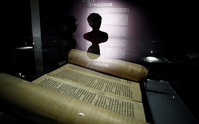 Un rouleau de Torah présenté dans l'exposition "Savants et croyants, les Juifs d'Europe du Nord au Moyen-Age" au musée des Antiquités de Rouen, en France, le 7 juin 2018. (Crédit : AFP / CHARLY TRIBALLEAU)