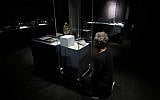 Illustration : Un visiteur regarde les artefacts historiques présentés dans l'exposition "Savants et croyants, les Juifs d'Europe du Nord au Moyen-Age" au musée des Antiquités de Rouen, en France, le 7 juin 2018. (Crédit : AFP / CHARLY TRIBALLEAU)