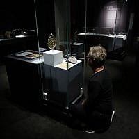 Illustration : Un visiteur regarde les artefacts historiques présentés dans l'exposition "Savants et croyants, les Juifs d'Europe du Nord au Moyen-Age" au musée des Antiquités de Rouen, en France, le 7 juin 2018. (Crédit : AFP / CHARLY TRIBALLEAU)