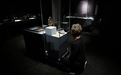 Illustration : Un visiteur regarde les artefacts historiques présentés dans l'exposition "Savants et croyants, les Juifs d'Europe du Nord au Moyen-Age" au musée des Antiquités de Rouen, en France, le 7 juin 2018. (Crédit : AFP / CHARLY TRIBALLEAU)