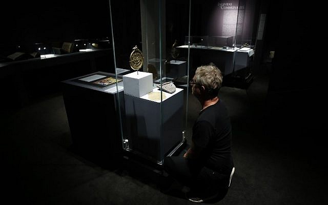 Illustration : Un visiteur regarde les artefacts historiques présentés dans l'exposition "Savants et croyants, les Juifs d'Europe du Nord au Moyen-Age" au musée des Antiquités de Rouen, en France, le 7 juin 2018. (Crédit : AFP / CHARLY TRIBALLEAU) Illustration : Un visiteur regarde les artefacts historiques présentés dans l'exposition "Savants et croyants, les Juifs d'Europe du Nord au Moyen-Age" au musée des Antiquités de Rouen, en France, le 7 juin 2018. (Crédit : AFP / CHARLY TRIBALLEAU)