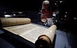 Un rouleau de Torah présenté dans l'exposition "Savants et croyants, les Juifs d'Europe du Nord au Moyen-Age" au musée des Antiquités de Rouen, en France, le 7 juin 2018. (Crédit : AFP / CHARLY TRIBALLEAU)