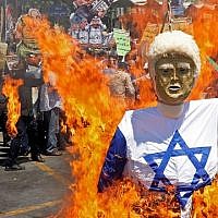 Les Iraniens brûlent une effigie du président américain Donald Trump vêtu du drapeau israélien à Téhéran lors de la Journée de Jérusalem, le 8 juin 2018 (Crédit : AFP Photo/STR)