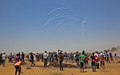 Des Gazaouis réunis pendant une émeute à la frontière entre Gaza et Israël, le 8 juin 2018. (Crédit : AFP / SAID KHATIB)