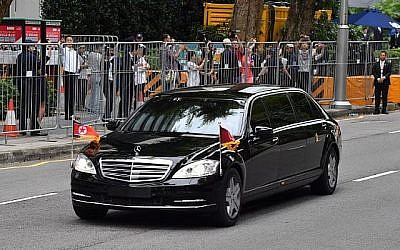 La voiture transportant le leader nord-coréen Kim Jong Un en partance pour Sentosa, l'île touristique où Kim a rencontré le président américain Donald Trump pour un sommet Etats-Unis-Corée du nord, depuis son hôtel de Singapour, le 12 juin 2018 (Crédit :  AFP PHOTO / ADEK BERRY)