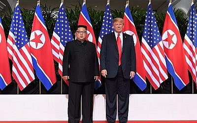 Le président Donald Trump, à droite, et le leader nord-coréen Kim Jong Un, à gauche, au début de leur sommet historique Etats-Unis-Corée du Nord, au Capella Hotel, sur l'île de Sentosa de Singapour, le 12 juin 2018 (Crédit : AFP / SAUL LOEB)