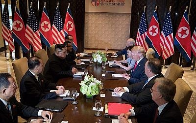 Le président américain Donald Trump, 3ème à droite, et le leader de la Corée du nord, Kim Jong Un, 3ème à gauche, avec leurs délégations respectives lors du sommet Etats-Unis-Corée du nord à l'hôtel Capella de l'île de Sentosa à Singapour, le 12 juin 2018  (AFP PHOTO / SAUL LOEB)
