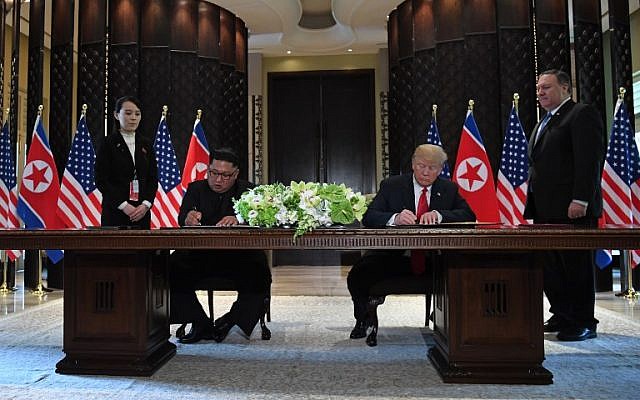 Le président américain Donald Trump (2e à droite) et le dirigeant nord-coréen Kim Jong Un (2e à gauche) signent des documents alors que le secrétaire d’État américain Mike Pompeo (à droite) et la sœur du dirigeant nord-coréen Kim Yo Jong (à gauche) assistent à une cérémonie de signature lors du sommet États-Unis-Corée du Nord à l’hôtel Capella sur l’île de Sentosa, à Singapour, le 12 juin 2018. (Saul Loeb/AFP) Le président américain Donald Trump (2e à droite) et le dirigeant nord-coréen Kim Jong Un (2e à gauche) signent des documents alors que le secrétaire d’État américain Mike Pompeo (à droite) et la sœur du dirigeant nord-coréen Kim Yo Jong (à gauche) assistent à une cérémonie de signature lors du sommet États-Unis-Corée du Nord à l’hôtel Capella sur l’île de Sentosa, à Singapour, le 12 juin 2018. (Saul Loeb/AFP)