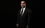 Sur cette photo prise le 8 novembre 2014, le directeur-général du fabricant automobile Carlos Ghosn pose à Paris, à la cité de la Réussite. (Crédit :  / AFP PHOTO / Lionel BONAVENTURE)