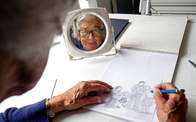 Judith Kerr, auteure de littérature pour la jeunesse et dessinatrice, à son domicile londonien, le 12 août 2018. (Crédit : AFP/Tolga Akmen)