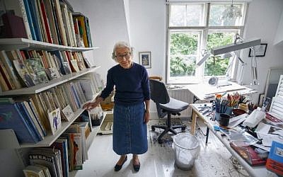 Judith Kerr, auteure de littérature pour la jeunesse et dessinatrice, à son domicile londonien, le 12 août 2018. (Crédit : AFP/Tolga Akmen)