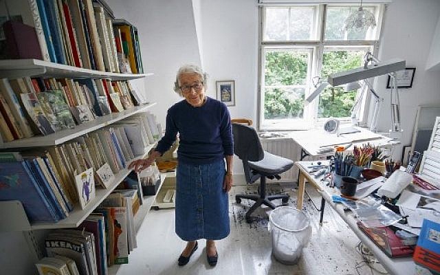 Judith Kerr, auteure de littérature pour la jeunesse et dessinatrice, à son domicile londonien, le 12 août 2018. (Crédit : AFP/Tolga Akmen) Judith Kerr, auteure de littérature pour la jeunesse et dessinatrice, à son domicile londonien, le 12 août 2018. (Crédit : AFP/Tolga Akmen)