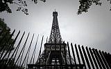 Une partie du grillage installé autour de la Tour Eiffel, dans le cadre de la luttte anti-terroriste, à Paris, le 14 juin 2018. (Crédit : AFP / Philippe LOPEZ)