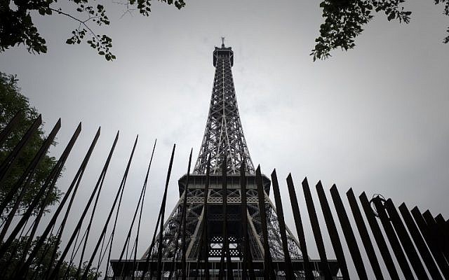 Une partie du grillage installé autour de la Tour Eiffel, dans le cadre de la luttte anti-terroriste, à Paris, le 14 juin 2018. (Crédit : AFP / Philippe LOPEZ)