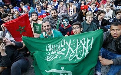 Photo d'illustration : Les supporters de l'équipe nationale de football de l'Arabie saoudite posent alors qu'ils regardent le match de football du Groupe A de la Coupe du monde de Russie 2018 entre la Russie et l'Arabie saoudite dans la zone des supporters près du bâtiment principal de l'Université d'Etat de Moscou à Moscou le 14 juin 2018. (AFP Photo/Maxim Zmeyev)