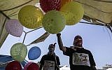 Des manifestants palestiniens brandissent des ballons avant de les équiper de matériel inflammable pour les faire voler vers Israël, à la frontière entre Israël et Gaza, dans la bande centrale de Gaza, le 14 juin 2018. (AFP PHOTO / MAHMUD HAMS)