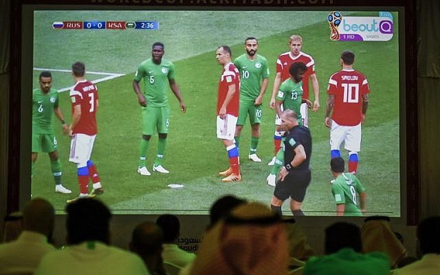 Des supporters saoudiens regardent le premier mach du Mondial 2018, qui oppose l'Arabie saoudite à la Russie, dans une tente regroupant des fans, à Ryad, le 15 juin 2018. (Crédit : AFP / Fayez Nureldine) Des supporters saoudiens regardent le premier mach du Mondial 2018, qui oppose l'Arabie saoudite à la Russie, dans une tente regroupant des fans, à Ryad, le 15 juin 2018. (Crédit : AFP / Fayez Nureldine)