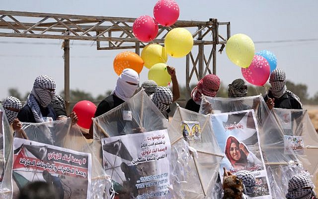 Des manifestants palestiniens préparent des cerfs-volants chargés de matériel inflammable pour les faire voler vers Israël, à la frontière entre Israël et Gaza, à al-Bureij, au centre de la bande de Gaza, le 14 juin 2018. (AFP PHOTO / MAHMUD HAMS) Des manifestants palestiniens préparent des cerfs-volants chargés de matériel inflammable pour les faire voler vers Israël, à la frontière entre Israël et Gaza, à al-Bureij, au centre de la bande de Gaza, le 14 juin 2018. (AFP PHOTO / MAHMUD HAMS)