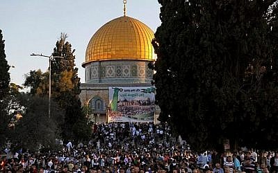 Des musulmans palestiniens exécutent la prière de l'Aïd el-Fitr du matin près du Dôme du Rocher dans l'enceinte de la mosquée Al-Aqsa, tous deux situés sur le Mont du Temple, dans la Vieille Ville de Jérusalem, le 15 juin 2018. (AFP PHOTO / AHMAD GHARABLI)