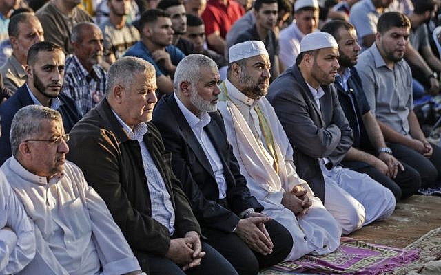 Le leader du Hamas Ismael Haniyeh (3e-G) assiste aux prières du matin pendant la première journée des célébrations de l'Aïd el-Fitr, à la frontière entre Israël et Gaza, à l'est de la ville de Gaza, le 15 juin 2018. (AFP PHOTO / MAHMUD HAMS) Le leader du Hamas Ismael Haniyeh (3e-G) assiste aux prières du matin pendant la première journée des célébrations de l'Aïd el-Fitr, à la frontière entre Israël et Gaza, à l'est de la ville de Gaza, le 15 juin 2018. (AFP PHOTO / MAHMUD HAMS)