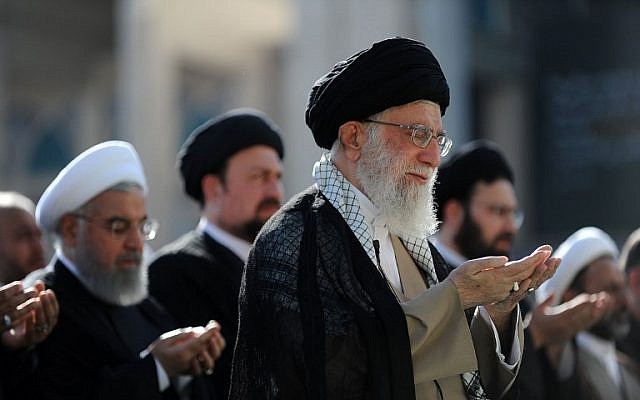 L'ayatollah Ali Khamenei (à droite) dirigeant les prières de l'Aïd el-Fitr à la grande mosquée de l'Imam Khomeini dans la capitale Téhéran le 15 juin 2018. (Crédit : AFP PHOTO / Site Web du Guide suprême iranien / Autorisation) L'ayatollah Ali Khamenei (à droite) dirigeant les prières de l'Aïd el-Fitr à la grande mosquée de l'Imam Khomeini dans la capitale Téhéran le 15 juin 2018. (Crédit : AFP PHOTO / Site Web du Guide suprême iranien / Autorisation)