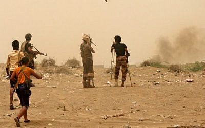 Des forces progouvernementales yéménites se rassemblent au sud de l'aéroport d'Hodeida, le 15 juin 2018. (Crédit : AFP)