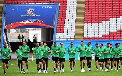 Les joueurs de l'équipe nationale de football australienne lors d'un entraînement au stade de Kazan à Kazan, en Russie, à la veille de leur rencontre avec la France, le 15 juin 2018 (Crédit :  AFP Photo/Saeed Khan)