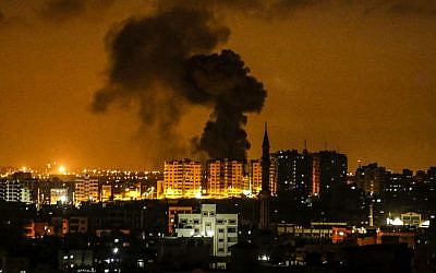 Une explosion à Gaza City après une frappe aérienne d'Israël, le 18 juin 2018 (Crédit : AFP / MAHMUD HAMS)