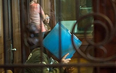 Un jeune homme syrien, accusé d'une agression antisémite sur un arabe israélien coiffé d'une kippa, avant l'ouverture de son procès à Berlin, le 19 juin 2018. (Crédit : AFP / STEFANIE LOOS)