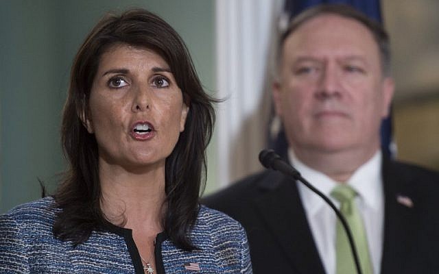 Le secrétaire d'État Mike Pompeo et l'ambassadrice américaine aux Nations unies Nikki Haley au département d'État à Washington, le 19 juin 2018. (Crédit : AFP / Andrew CABALLERO-REYNOLDS)