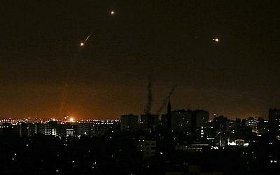 Trois missiles lancés par le Dôme de Fer, vus depuis Gaza City, le 20 juin 2018. (Crédit : AFP Photo/Mahmud Hams)