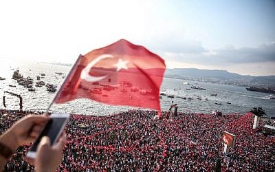 Des milliers de personnes étaient présentes au meeting électoral de Muharrem Ince, candidat du Parti républicain du peuple (CHP, social-démocrate) à Izmir, le 21 juin 2018. (Crédit : AFP / Ali EGE)