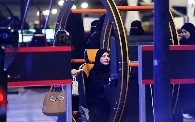Une Saoudienne apprend à conduire dans un simulateur, à Ryad, le 21 juin 2018. (Crédit : AFP / FAYEZ NURELDINE) Une Saoudienne apprend à conduire dans un simulateur, à Ryad, le 21 juin 2018. (Crédit : AFP / FAYEZ NURELDINE)