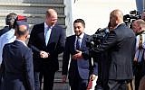 Prince William (g) est accueilli à l'aéroport militaire Marka d'Amman par le prince héritier jordanien Hussein bin Abdallah le 24 juin 2018. (Crédit ; AFP / KHALIL MAZRAAWI)