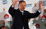 Le président turc Recep Tayyip Erdogan salue ses sympathisants à Ankara, après sa victoire au premier tour des éléctions présidentielles, le 25 juin 2018. (Crédit : Adem ALTAN / AFP)