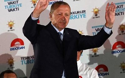Le président turc Recep Tayyip Erdogan salue ses sympathisants à Ankara, après sa victoire au premier tour des éléctions présidentielles, le 25 juin 2018. (Crédit : Adem ALTAN / AFP)