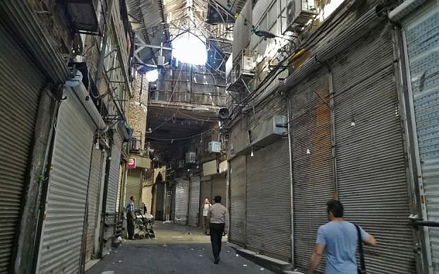 Illustration : Les magasins du Grand Bazaar fermés dans le cadre d'un mouvement de grève contre la dépréciation de la monnaie iranienne, le 25 juin 2018. (Crédit : AFP / ATTA KENARE) Illustration : Les magasins du Grand Bazaar fermés dans le cadre d'un mouvement de grève contre la dépréciation de la monnaie iranienne, le 25 juin 2018. (Crédit : AFP / ATTA KENARE)