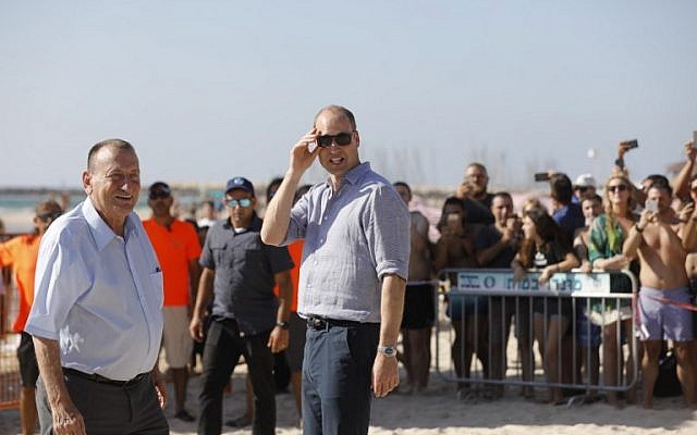 Le prince William,et le maire de Tel Aviv Ron Huldai, sur une plage de Tel Aviv, le 26 juin 2018. (Crédit : Menahem KAHANA/AFP)